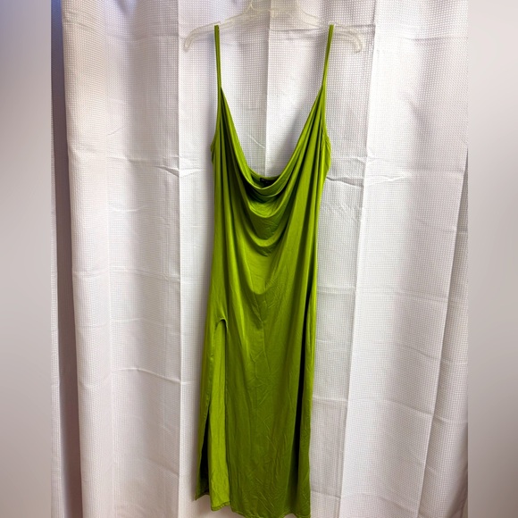 PrettyLittleThing Vibrant Green Draped Dress - Picture 1 of 3